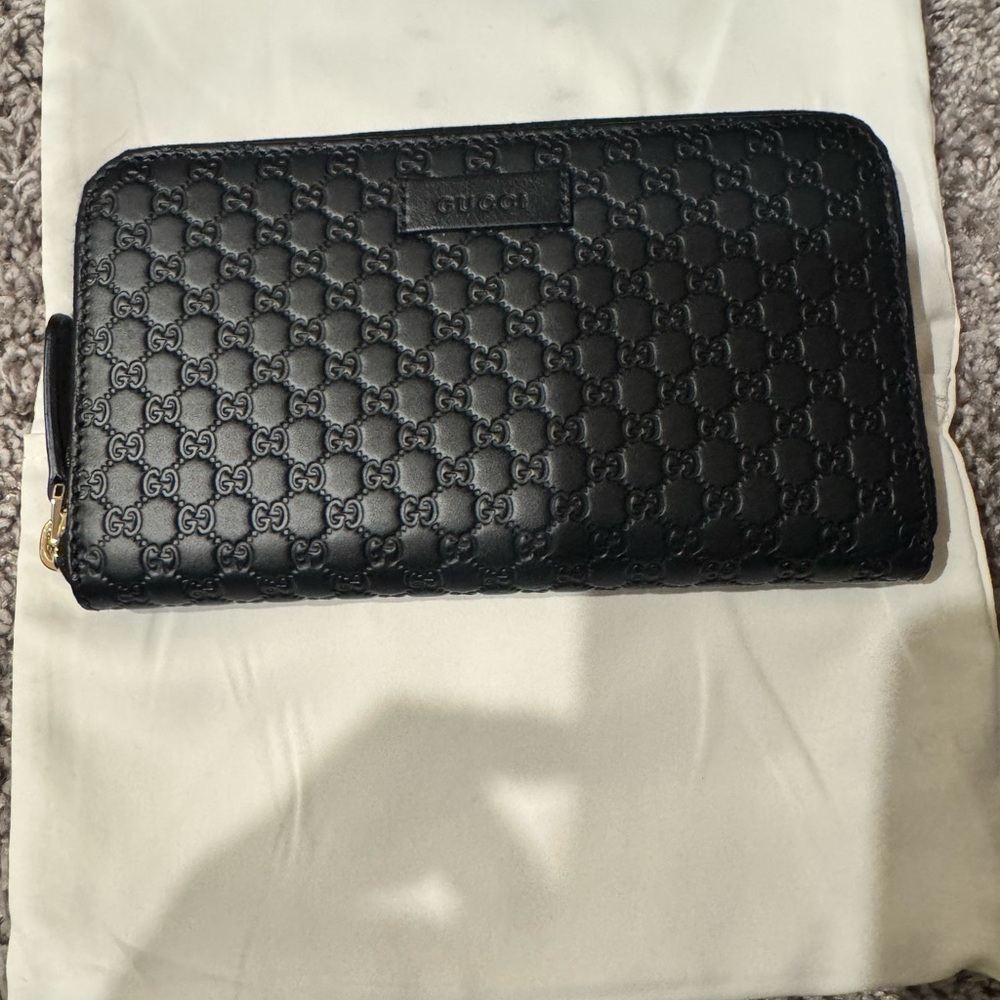Gucci Black GG Patterned Zip Wallet